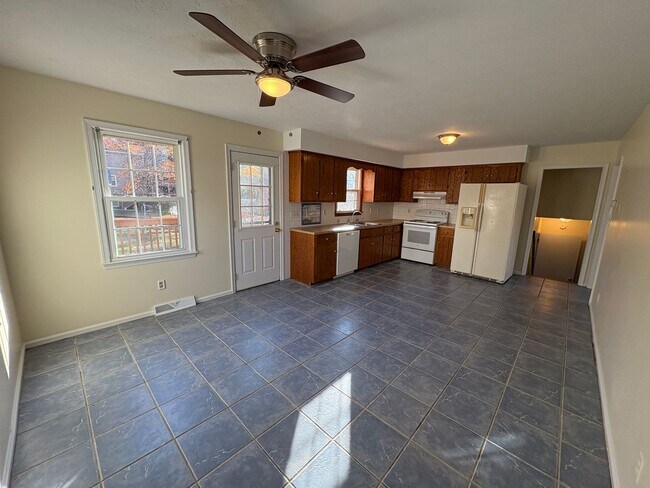 Building Photo - Spacious split level in Campell County nea...