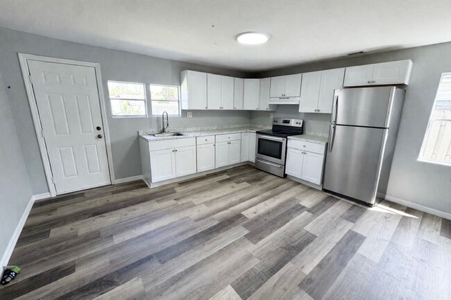 Building Photo - GORGEOUS REMODELED 3BR/2BA Zephyrhills Home with HUGE SCREENED IN PORCH and Shed