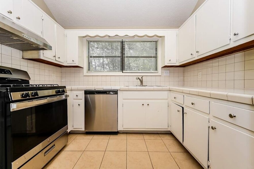 Building Photo - 4687 Dogwood Farms Dr