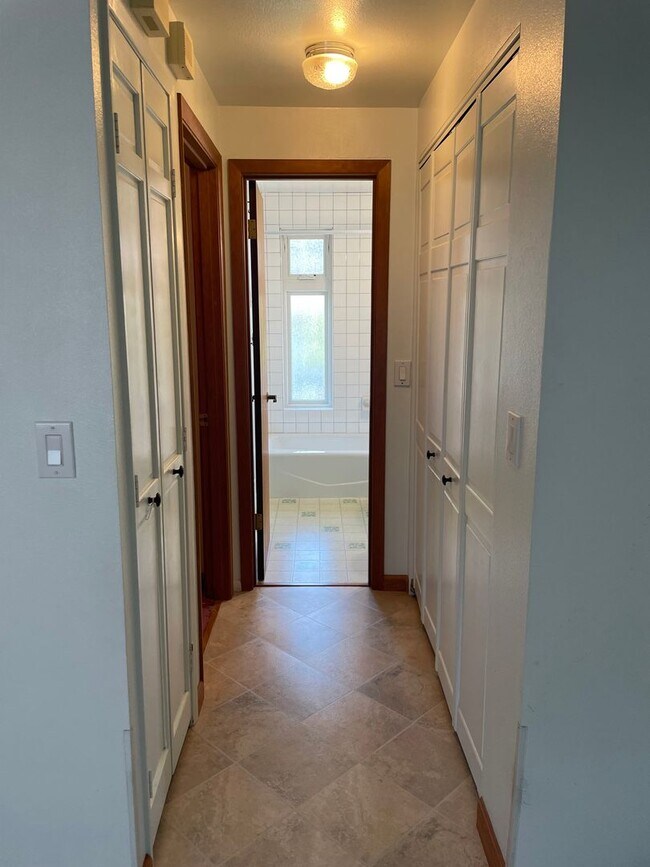 Building Photo - 2 BR/1.75 BA home in Edmonds