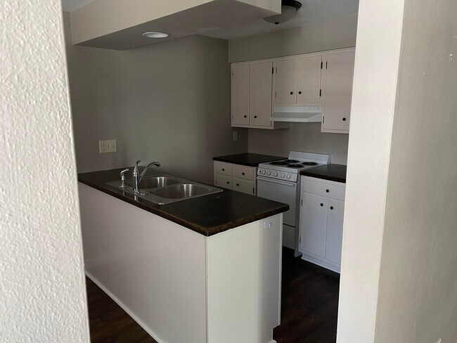 Building Photo - 4 Rosewood Ln