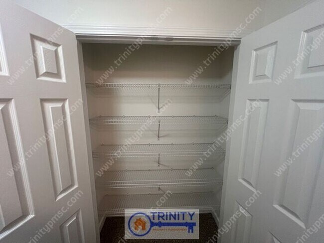 Building Photo - Cute TWO STORY Town Home!