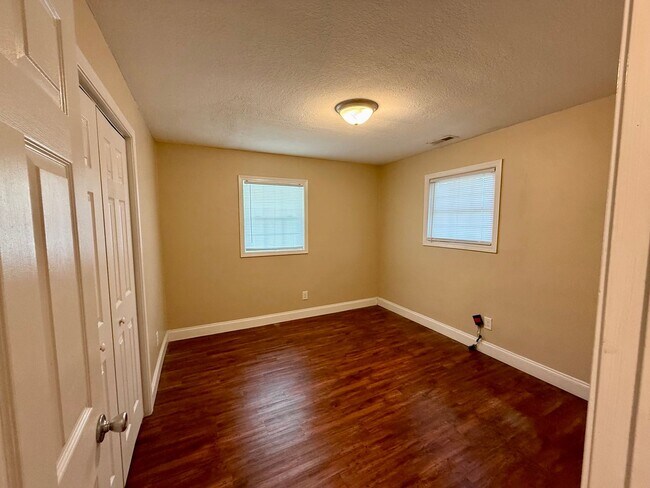 Building Photo - 2 Bedroom / 1 Bath Apt. - Johnson City