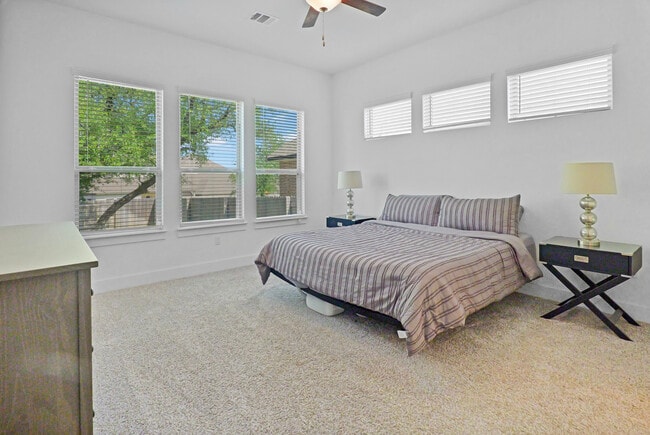 Building Photo - 601 Pinnacle View Dr