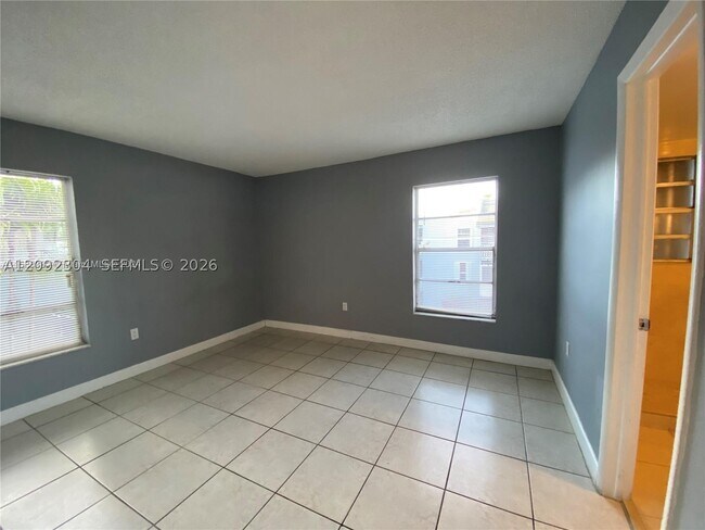 Building Photo - 1735 W 60th St