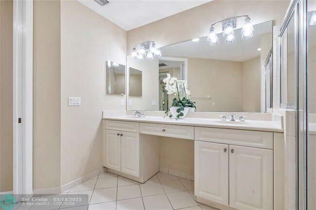 Building Photo - 8140 NW 128th Ln