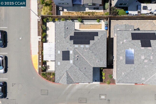 Building Photo - 300 Hideaway Ln