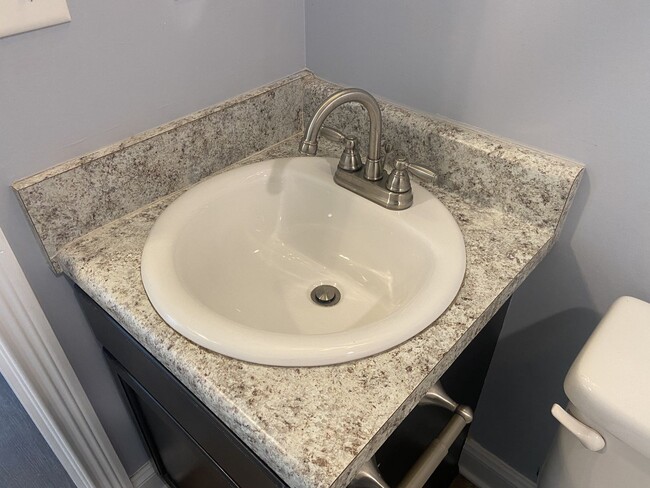 Building Photo - Sweet 3 bed 2 bath.  No Backyard Neighbors.