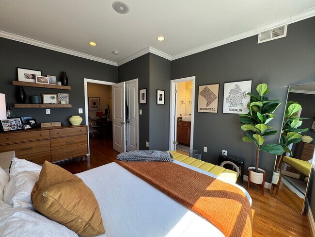 Building Photo - Beautiful 3 Bed 3 Bath Condo with a Roofto...