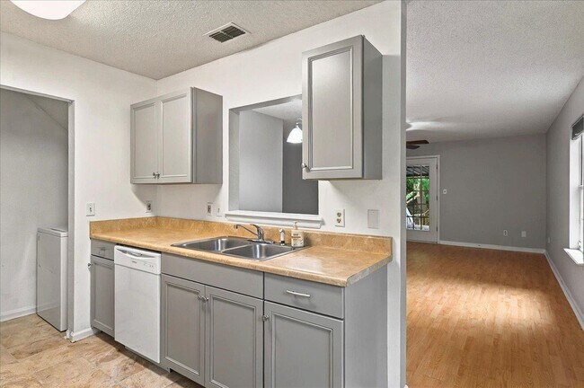 Building Photo - 3001 Oak Park Ct