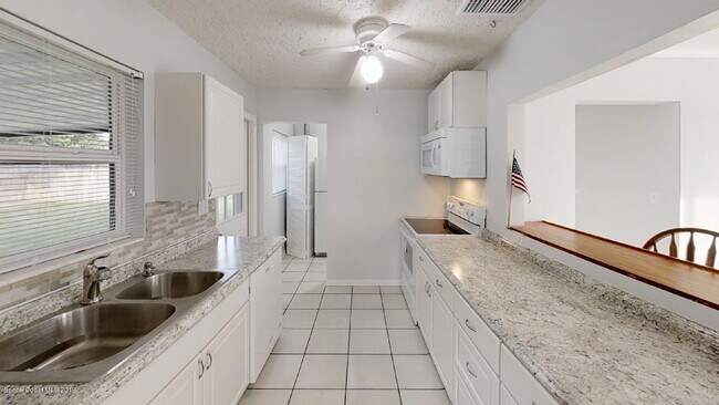 Building Photo - 449 N Waterway Dr
