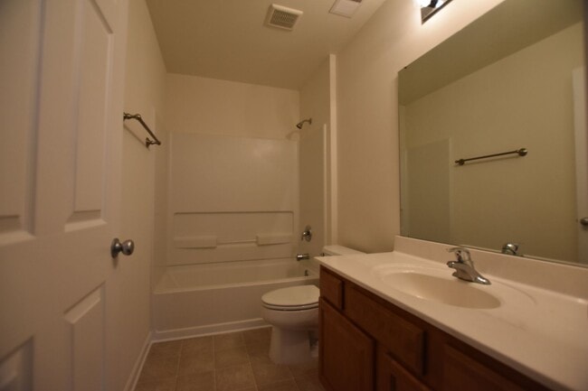 Building Photo - Fantastic 2 bedroom 2 bath end unit townhome