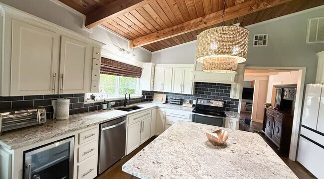 Building Photo - MOVE IN READY!!