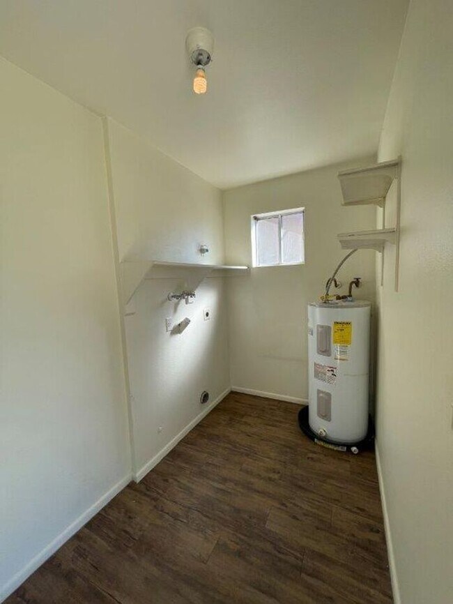 Building Photo - 3221 E Crescent Ave