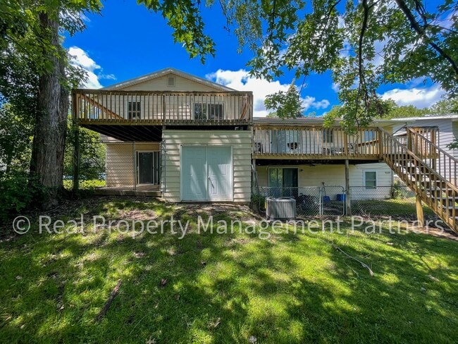 Building Photo - 3920 Camelot Dr SE