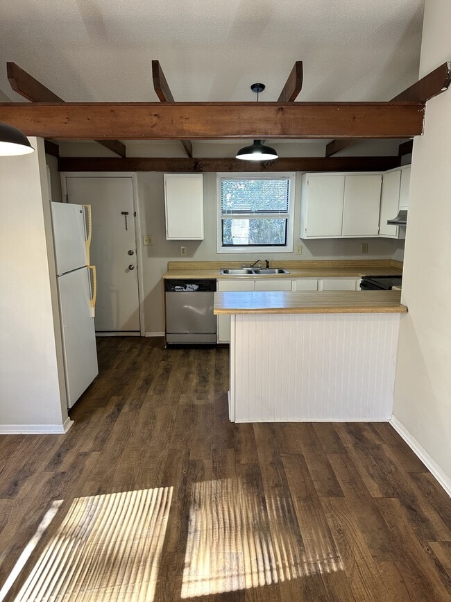 Building Photo - 138 Village Ct