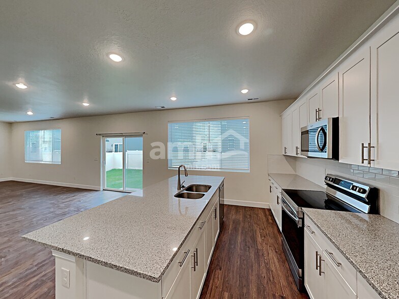 Building Photo - 2415 E Surry Way