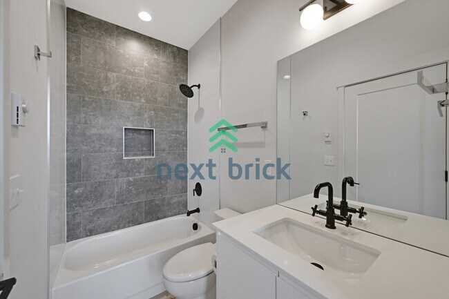 Building Photo - "Charming 3-Bedroom Townhouse Oasis in Heart of Seattle – Spacious 1460 Sq Ft with 2 Full Baths!"