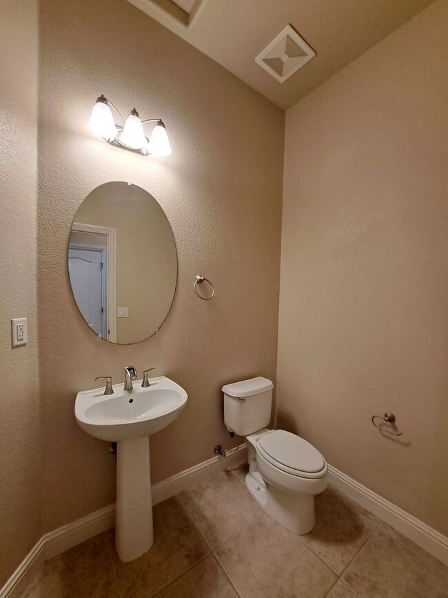 Building Photo - Charming 4 Bedroom House To Call Home!