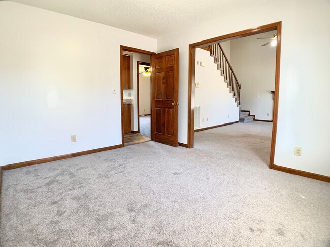 Building Photo - 501 Eysian Rd