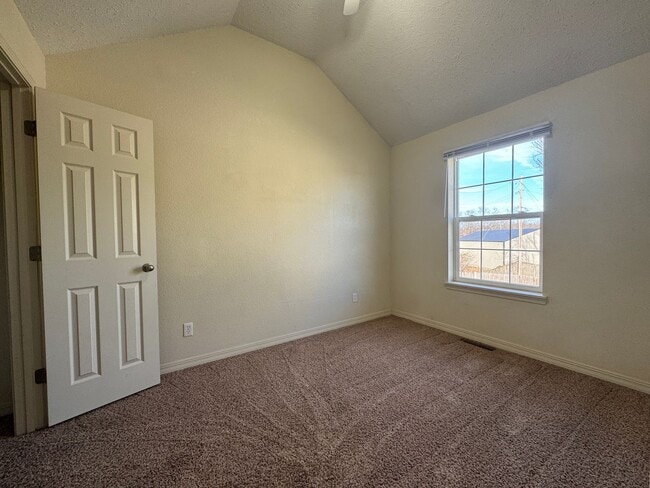 Building Photo - Spacious 3 bedroom, 2.5 bathroom Duplex