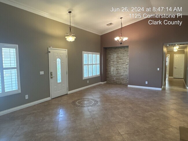 Building Photo - Beautiful Single Story with Pool in Eldora...