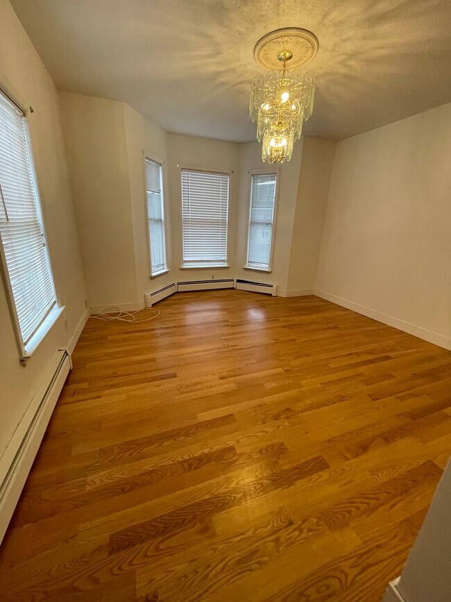 Building Photo - Bright, Spacious Single Family in Central Lowell, 4/5 Bedrooms, Off-street parking