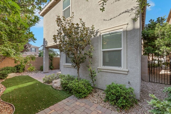 Building Photo - Southern Highlands: Spacious 4-Bedroom Home in a Gated Community with Upstairs Loft, Private Back...
