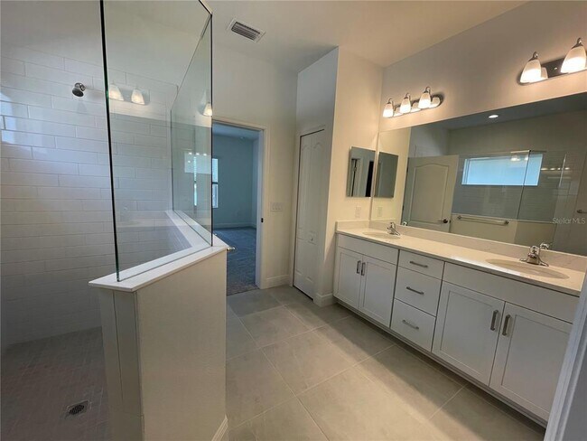 Building Photo - 2561 Star Apple Wy