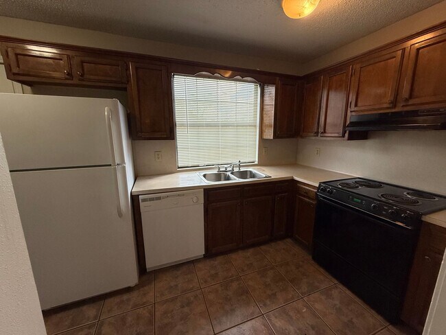 Building Photo - 1110-1112 Willow Creek Dr