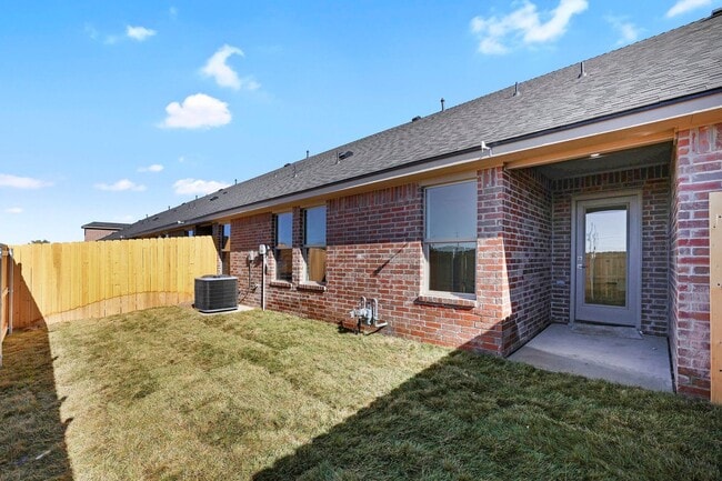 Building Photo - 7624 Woodford Ave