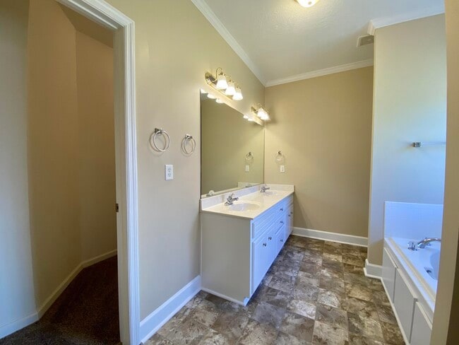 Building Photo - 4858 Somerset Dr