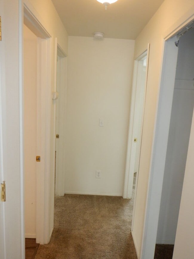 Building Photo - Single Level 2 Bed/2 Bath Unit with Garage...