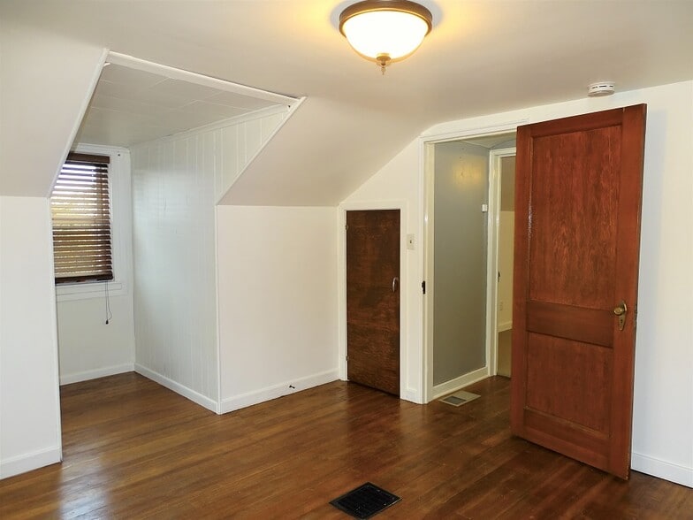 Building Photo - 160 Mechanic St