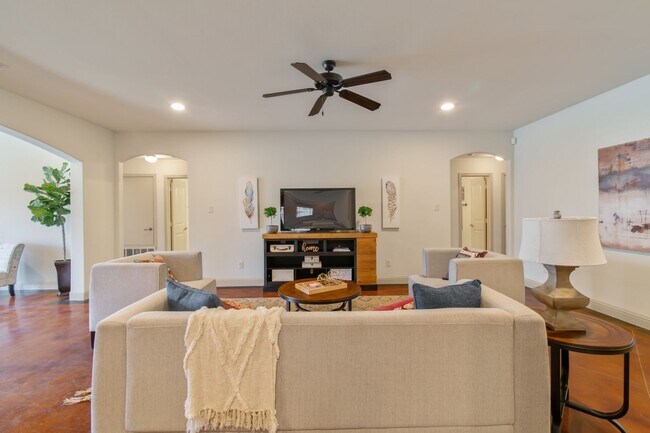 Building Photo - * MOVE IN SUMMER 07/11/2027 * 5 Bed 3 Bath, Very Short Walk to TCU Campus