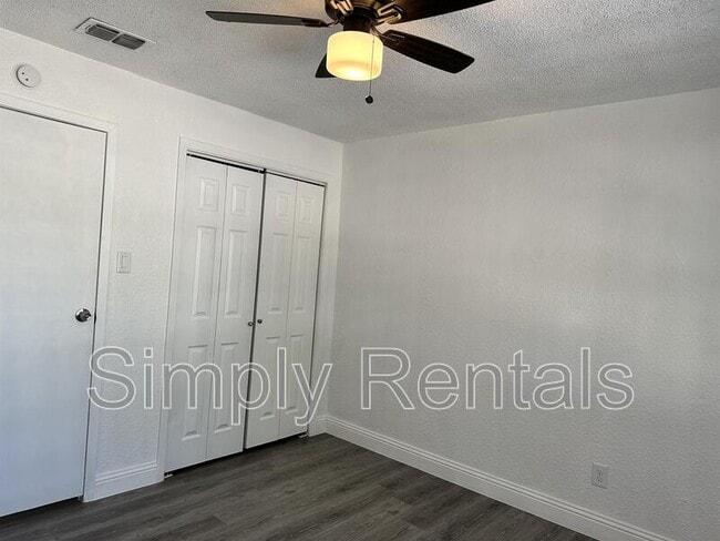 Building Photo - Poplar St 3211