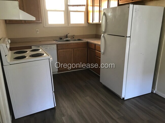 Building Photo - 4 bedroom home near campus available 8.14.2026