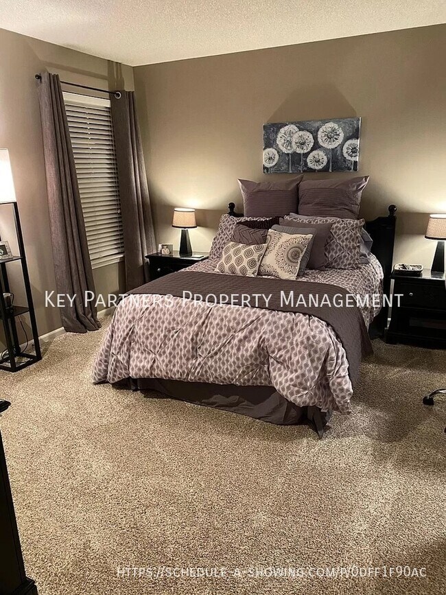 Building Photo - 9232 Boehm - Spacious Townhome!