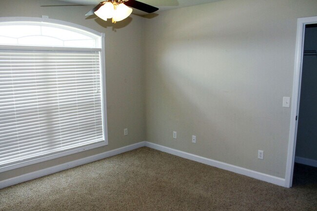 Building Photo - 113 Stonehedge Dr