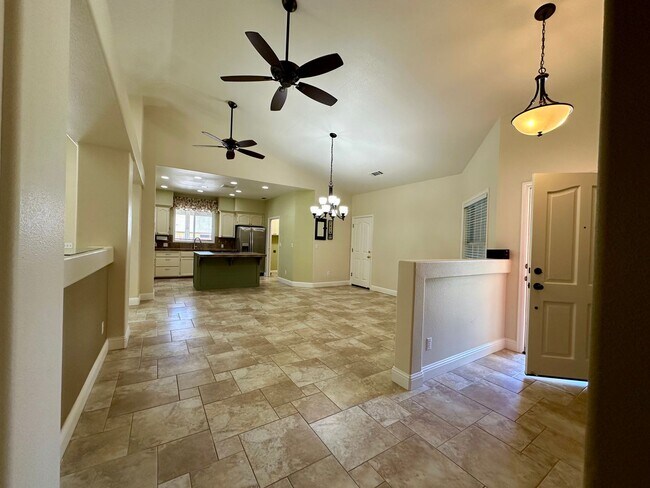 Building Photo - Beautiful well maintained home! Excellent ...