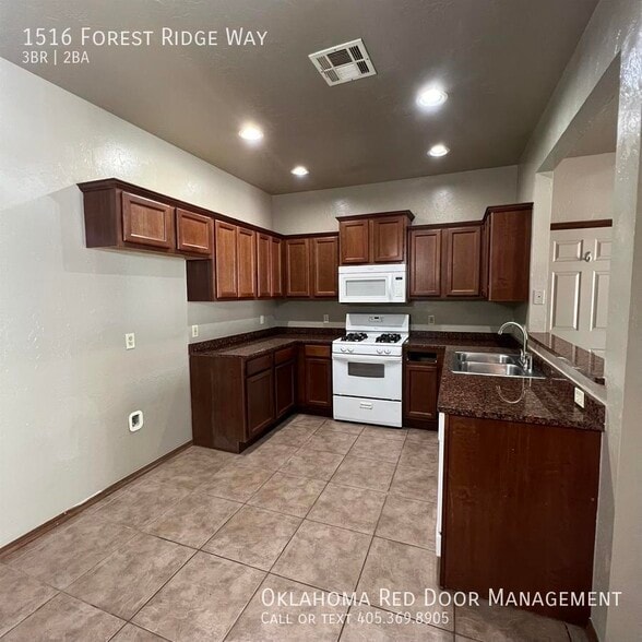 Building Photo - 1516 Forrest Ridge Way