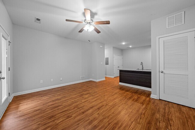 Building Photo - 1592 Collegeview Dr