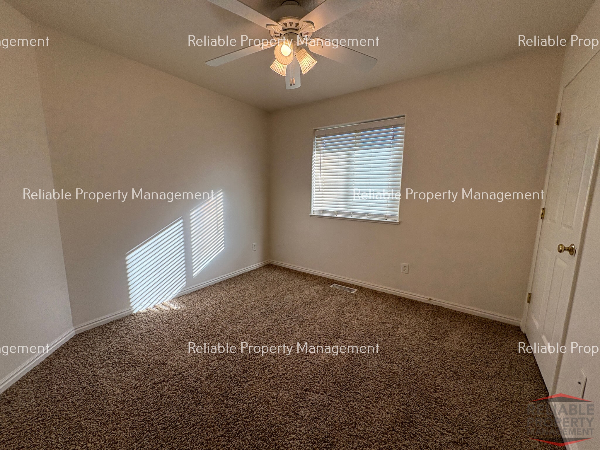 Building Photo - 1400 Falcon Dr