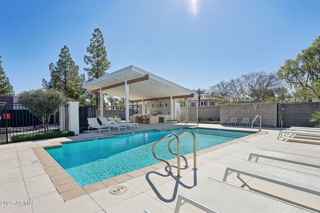 Building Photo - 225 N Pleasant Dr