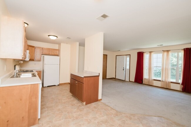 Building Photo - Maintenance free 2 bedroom, 1 bath town-ho...