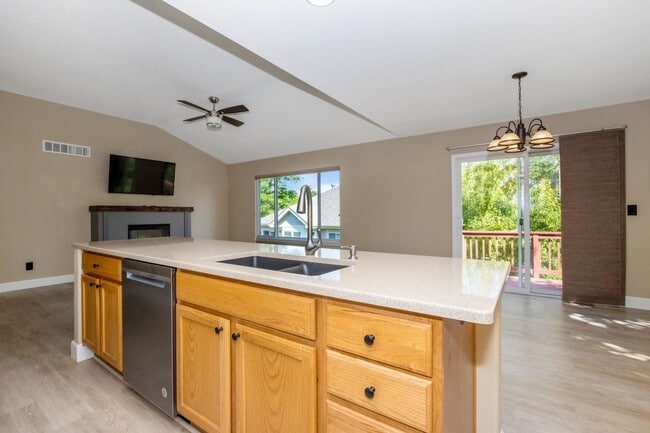 Building Photo - Spacious Patio Home 3 Bed 3 Bath