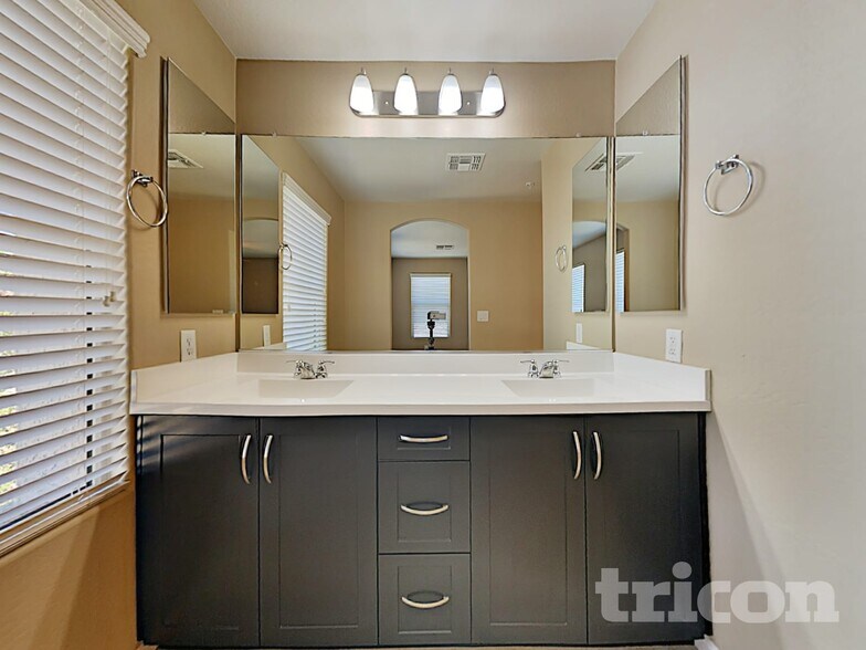 Building Photo - 12532 W Hummingbird Terrace