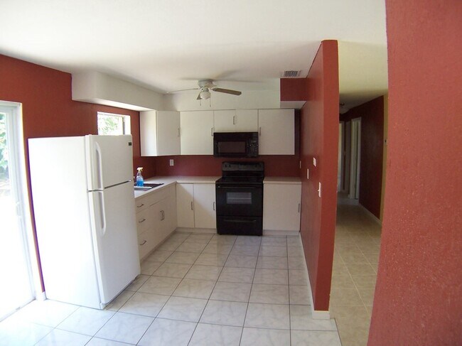 Building Photo - Three-Bedroom Home Near the Chain of Lakes