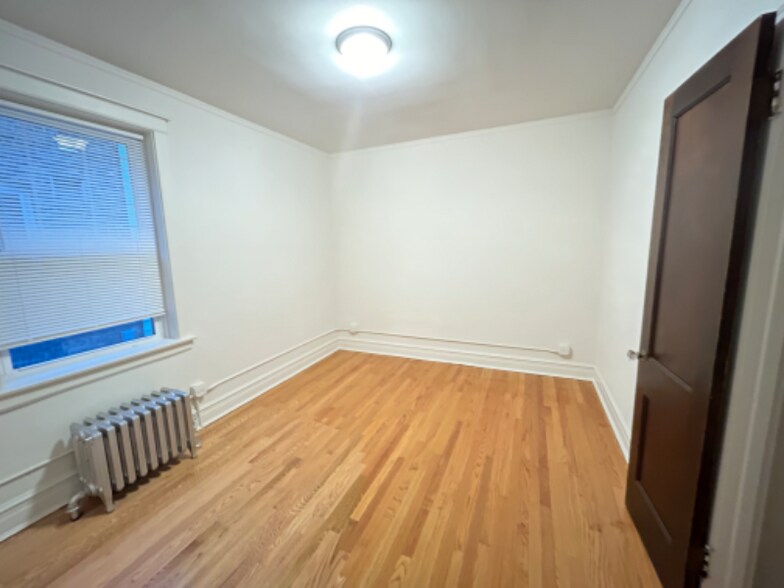 Building Photo - 6321 N Hermitage Ave