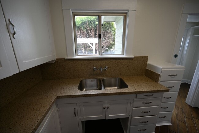 Building Photo - Charming 1 Bedroom Cottage in Ocean Beach